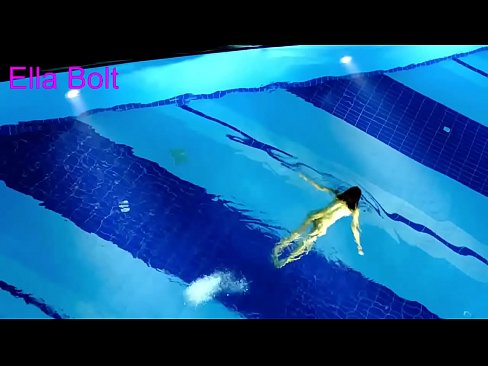 ❤️ Non podo deixar de mirar, unha moza loira que é sorprendida nadando espida na piscina do resort ELLA BOLT ❌ Super porno en nós ❌❤