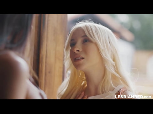 ❤️ A nena chega a casa uns meses despois e acaba comendo o coño da súa madrastra ❌ Super porno en nós ❌❤
